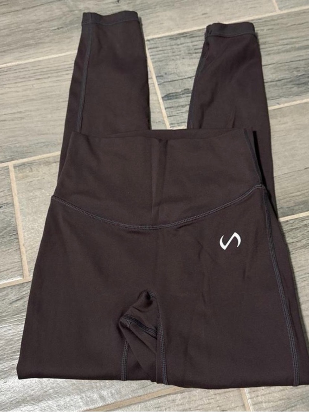 Brown High-Waist Active Leggings with Subtle Logo